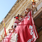 Pujada de l'enxaneta del pilar caminant dels Xiquets de Tarragona al balcó de l'ajuntament