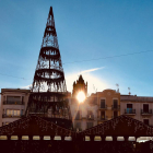 La imagen del sol a través del campanario que cada año buscan los visitantes desde la calle del Vidre.