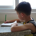 Imatge d'un nen fent deures escolars.
