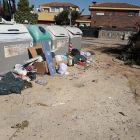 Restes de tot tipus s'acumulaven al costat dels contenidors, al terme de Tarragona.