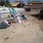 Restos de todo tipo se acumulaban al lado de los contenedores, al término de Tarragona.