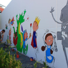 Els alumnes de l'escola van col·laborar pintant una part del mural.