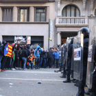 La línea policial de Vía Laietana, delante de los manifestantes.