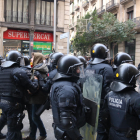 Tensión entre manifestantes y mossos en torno al edificio de Correus.