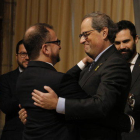 El nuevo conseller de Acció Exterior, Alfred Bosh, abraza al presidente de la Generalitat, Quim Torra.