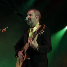 El líder de Jarabe de Palo, Pau Donés, cantant i tocant la guitarra damunt l'escenari de la Tàrraco Arena Plaça de Tarragona.