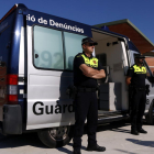 Pla obert de dos agents de la Guàrdia Urbana de Tarragona al costat d'una oficina mòbil de denúncies, davant el centre cívic de Torreforta. Imatge del 23 d'octubre del 2018