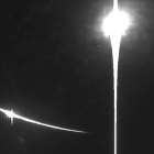Imatge captada pel servei de meteorits de la Universitat de Navarra del fenomen, a l'esquerra, i la lluna, a la dreta.