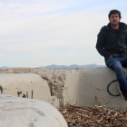 El cineasta Laureano Clavero, director de 'Fortificacions oblidades', assegut al fortí de la Guerra Civil de primera línia de mar a Cubelles.