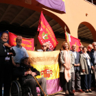 Foto de família de l'acte commemoratiu dels 80 anys del comiat de les Brigades Internacionals a l'Espluga de Francolí amb la consellera Ester Capella en una composició que busca reproduir una foto de l'època.