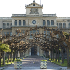 Façana principal de l'edifici de la Tabacalera, que des de l'any 2007 està del tot inactiu.