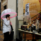 Pla general d'una dona mirant un aparador el Black Friday a Tarragona el 23 de novembre de 2018