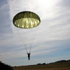 Imagen de archivo de un paracaidista.