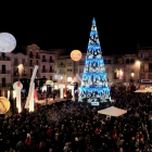 L'arbre de Nadal a la plaça del Mercadal, il·luminat des d'aquest divendres.
