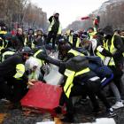 Els manifestants armilles grogues fan una barricada als carrers de París en una nova jornada de protestes.