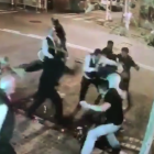 Instante del vídeo difundido a las redes sociales en que se muestra la pelea.