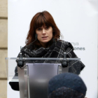 La periodista Ariadna Oltra llegint el manifest unitari en l'acte institucional del Dia Internacional per a l'Eliminació de la Violència contra les Dones, a la plaça de Sant Jaume.