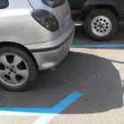 Vehicles estacionats en una zona blava de la localitat.