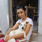 Maria, amb la seva gossa, a l'Equador, durant la seva estada allà.