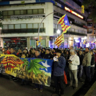 Una de las pancartas y de los manifestantes en la protesta convocada por el CDR de Tarragona para reclamar una república efectiva a su paso por la Rambla tarraconense.