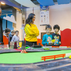 Dos niños frente la pista gigante de Scalextric.