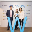 El consejero delegado de Caixabank, Gonzalo Cortázar, y la presidenta de Microsoft España, Pilar López, junto en la vendrellense premiada, Patricia Andolz.