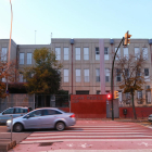 El acceso principal a la Escuela Joan Rebull, ubicada en la avenida Onze de Setembre.