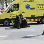 Mossos d'esquadra en el moment de detenció d'un manifestant a la confluència de la ronda de Sant Pere amb plaça de Catalunya.