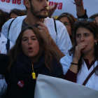 Algunos de los médicos en huelga que se han concentrado delante de el departamento de Salud en Barcelona.