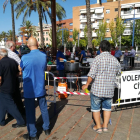 Els cuiners, en plena acció, i una pancarta reivindicant un barri cívic i segur.