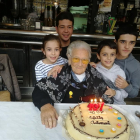 Amèlia junto a sus bisnietos celebrando los 107 años.