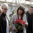 La consellera de Agricultura, Teresa Jordà, con una ponsetia en las manos, durante una visita al Instituto de Horticultura y Jardinería de Reus.