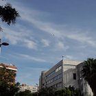 Un avión sobrevolando la Part Baixa de Tarragona, la mañana de este martes.