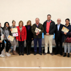 Fotografía de familia de los representantes comercios participantes en el concurso con sus respectivos premios y diplomas.