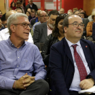 Josep Fèlix Ballesteros y Miquel Iceta, sentados durante la asamblea extraordinaria de la agrupación socialista de Tarragona.