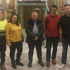 Imagen de los contratados junto al alcalde de l'Arboç, Joan Sans, y el concejal de Promoción Económica, Alfons Ribas.