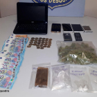 Els Mossos van intervenir dosis de marihuana, cocaïna, haixix, substància de tall, una balança de precisió i moneda fraccionada.