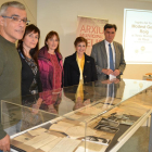 De izquierda a derecha, el director del Museu, la archivista municipal, las hijas de Gené y el concejal de Hacienda y Recursos Generales.