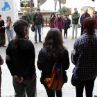 Plano general de algunos de los estudiantes y profesores que se han concentrado en la plaza del Ayuntamiento de Tortosa durante la huelga.