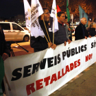 Representants sindicals d'ensenyament i salut, amb una pancarta reivindicativa a Tortosa.
