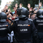 Agentes de la policía española durante el 1-O en la Escuela Ramon Llull.
