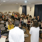 Los futuros residentes recibiendo las explicaciones sobre el Joan XXIII durante las puertas abiertas.