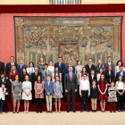 Fotografia de família de la recepció del Rei Felip VI als guanyadors del concurs '¿Qué es un rey para ti?'.