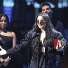 Rosalía durant la gala dels Grammy Llatins recollint un gramòfon, la matinada del 15 de novembre del 2019.