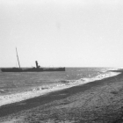El vapor Isla de Menorca embarrancat a la platja de l'Ardiaca de Cambrils l'any 1940.