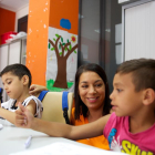 Además de los kits, la Caixa ofrece ayudas educativas a las familias como refuerzo o estudio asistido.