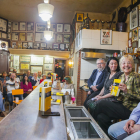 Margarida Aritzeta, i altres convidats a l'acte, ahir a la tarda durant la tertúlia celebrada al bar.