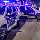 Imatge d'arxiu de dos vehicles de la Policia Local de Tortosa.