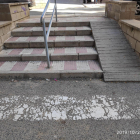 Una de las barreras arquitectónicas del barrio de Sant Pere i Sant Pau, unas escaleras con una rampa muy estrecha y en mal estado.