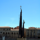 Pla general del monument franquista de l'Ebre a Tortosa. Imatge del 13 de maig del 2019 (vertical)